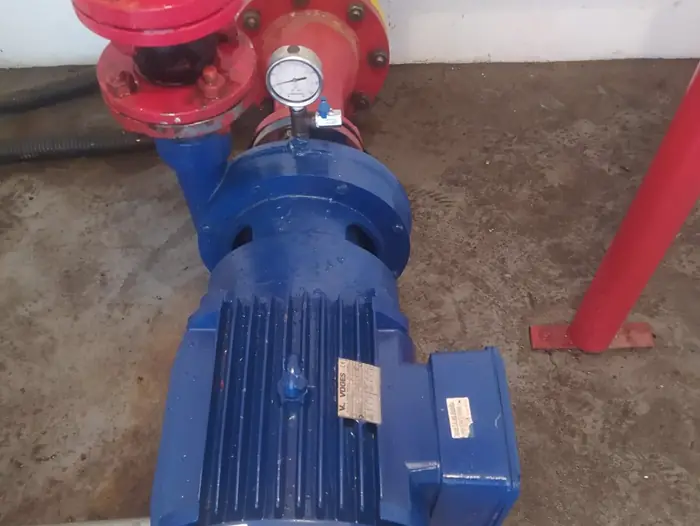 Conjunto motobomba d'água instalado após reparo da Eutec Brasil