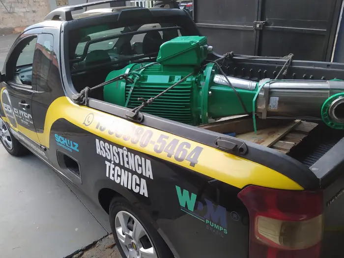 Veículo de assistência técnica da Eutec Brasil carregando um conjunto motobomba para atendimento em campo