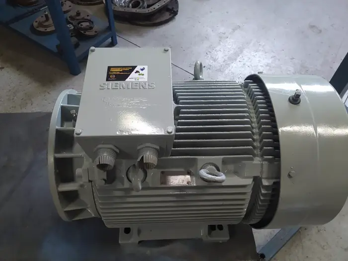 Motor elétrico trifásico revisado na bancada da Eutec Brasil