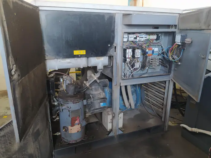 Compressor de parafuso com a cabine aberta durante manutenção na oficina da Eutec Brasil
