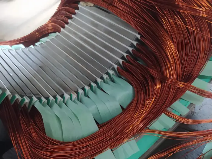 Estator de motor elétrico sendo rebobinado com fio de cobre na oficina da Eutec Brasil